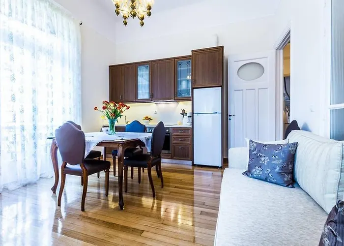 Neoclassical Apartment With 3 Bedrooms In Piraeus