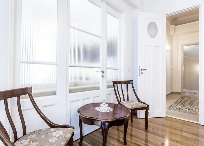 Neoclassical Apartment With 3 Bedrooms In Piraeus
