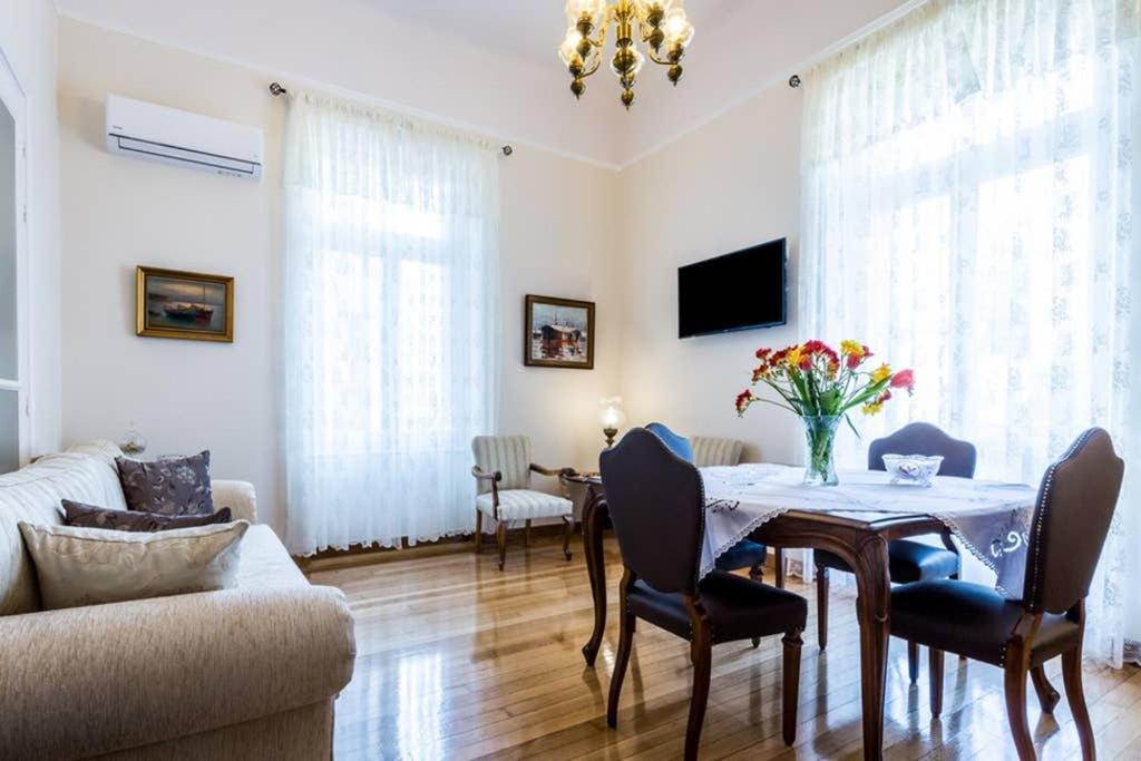 Neoclassical With 3 Bedrooms In Pireus