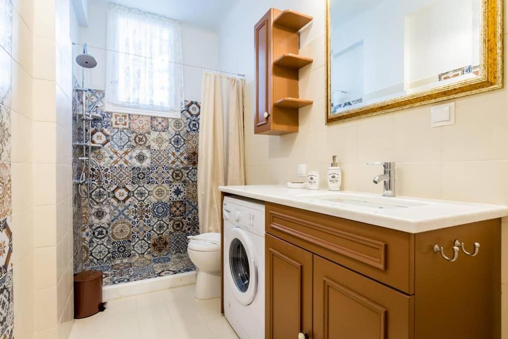 Neoclassical With 3 Bedrooms In *