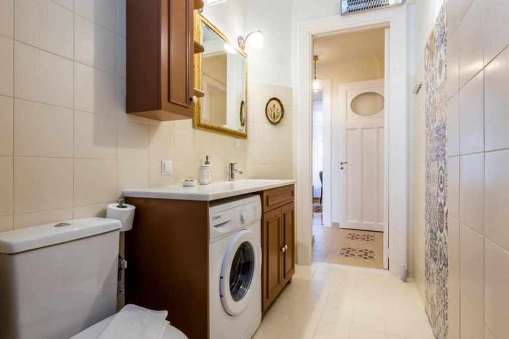 Neoclassical With 3 Bedrooms In Apartmán Pireus