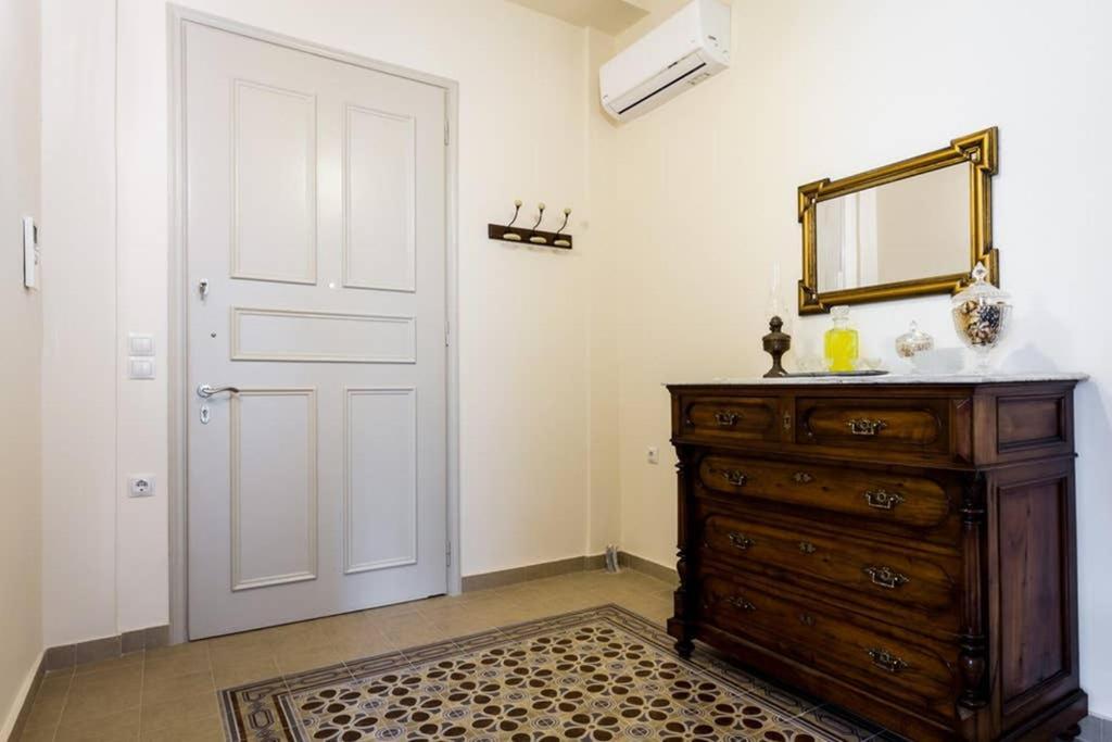 Neoclassical With 3 Bedrooms In Apartmán *