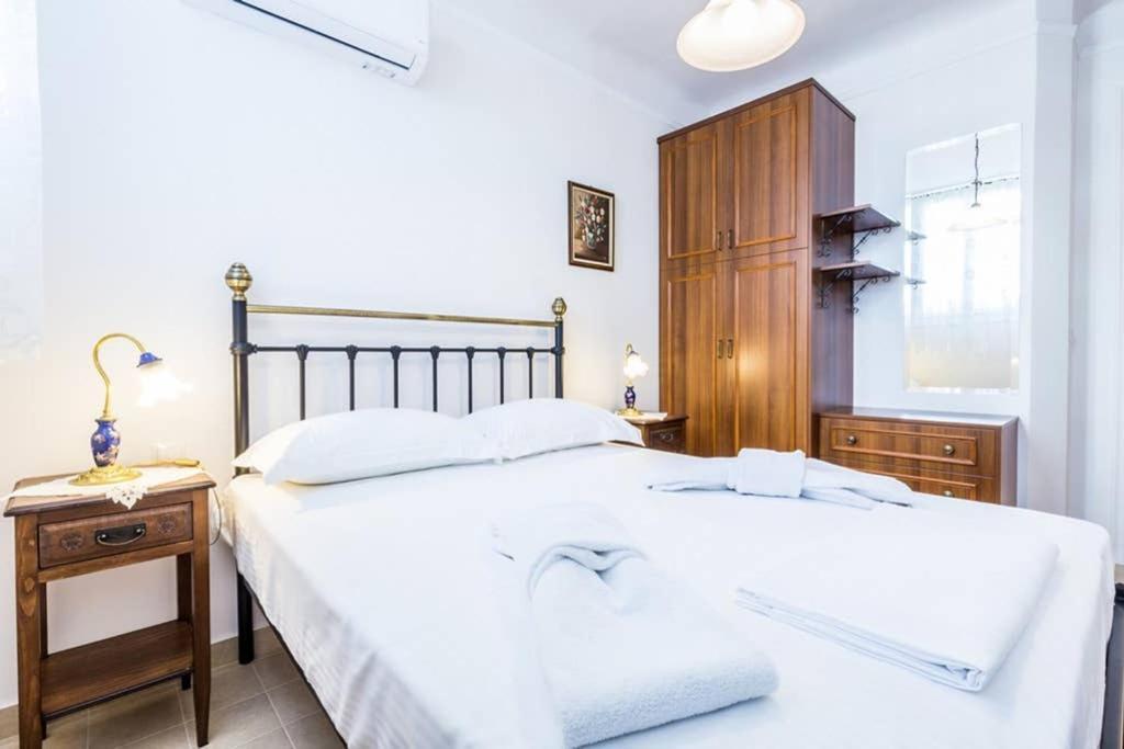 Neoclassical With 3 Bedrooms In Apartmán *