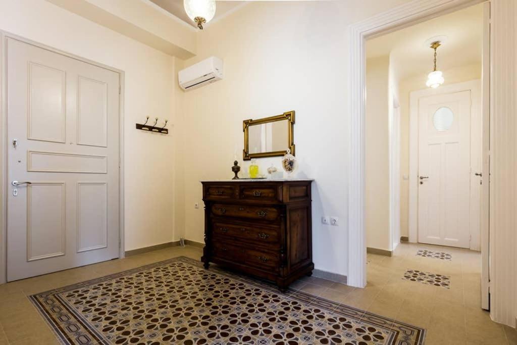 Neoclassical With 3 Bedrooms In Apartmán Pireus