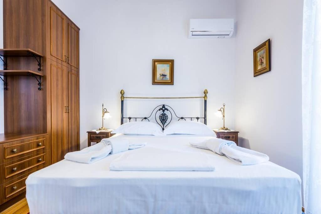 Neoclassical With 3 Bedrooms In Apartmán
