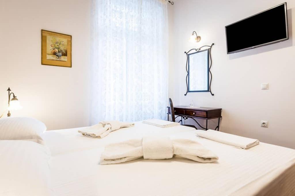 Neoclassical With 3 Bedrooms In Apartmán Pireus