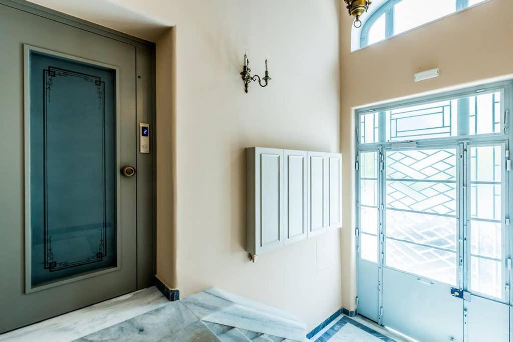 Neoclassical With 3 Bedrooms In Apartmán *